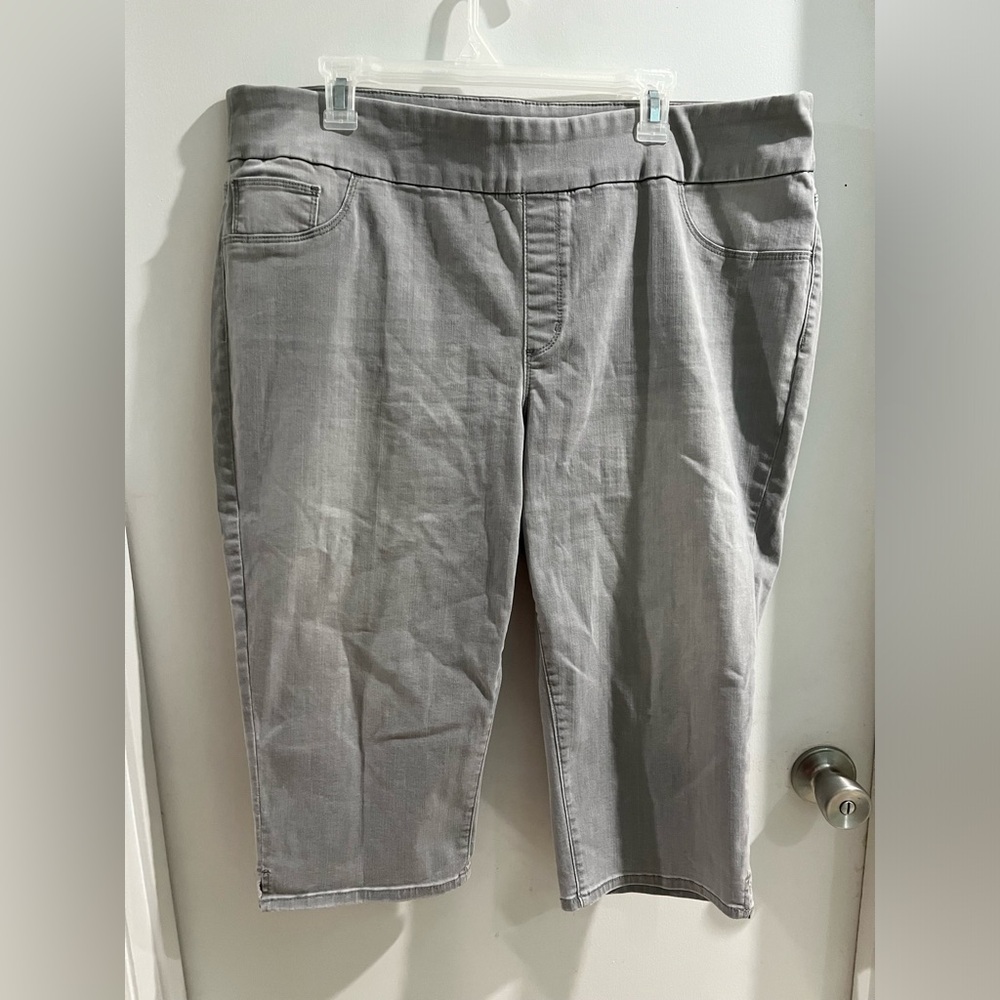 Chico's Slim Leg Capri in Light Gray, size 18
